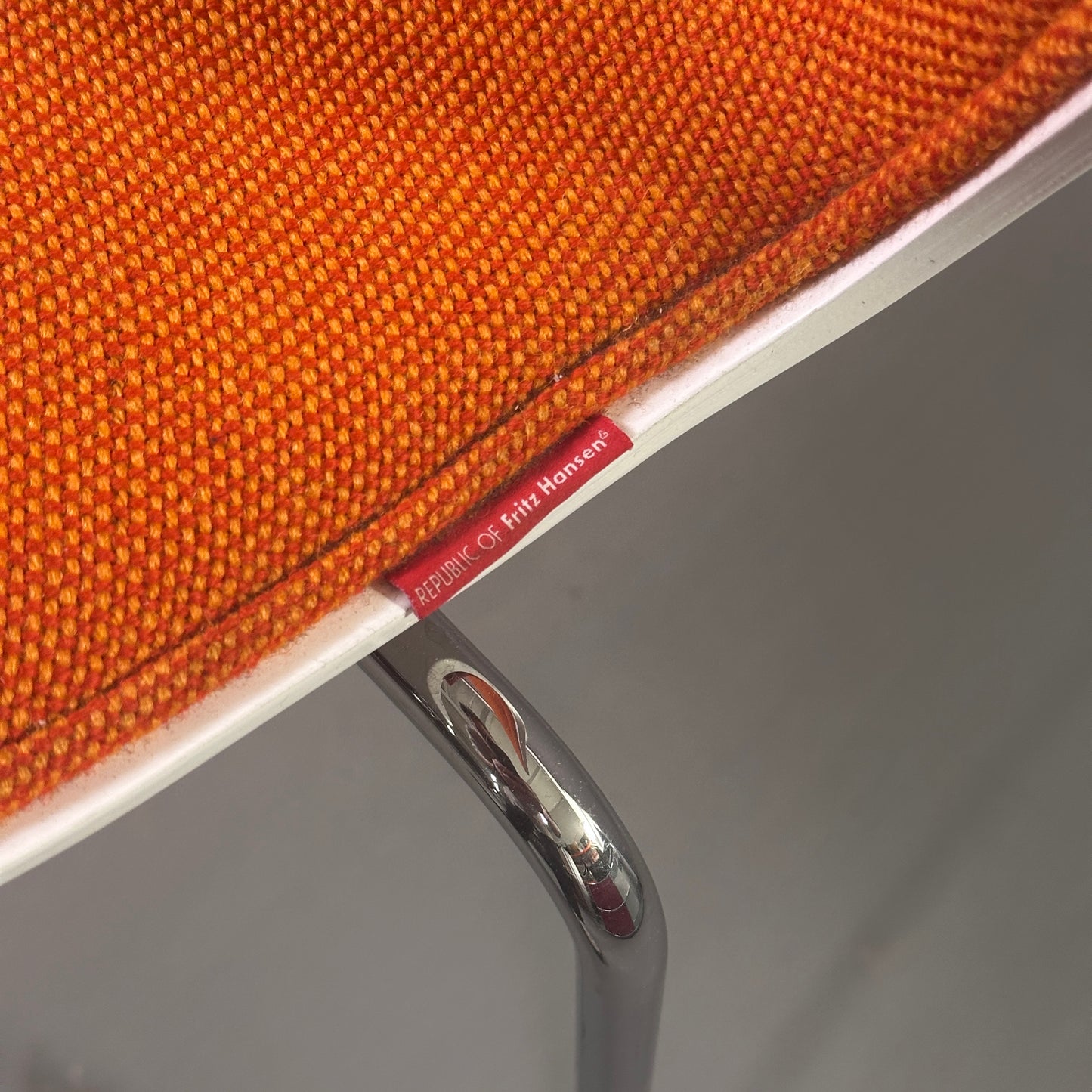 Fritz Hansen Serie 7 Stapelstuhl weiß / orange gepolstert