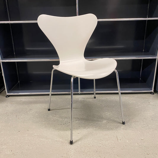 Fritz Hansen Serie 7 Stapelstuhl weiß