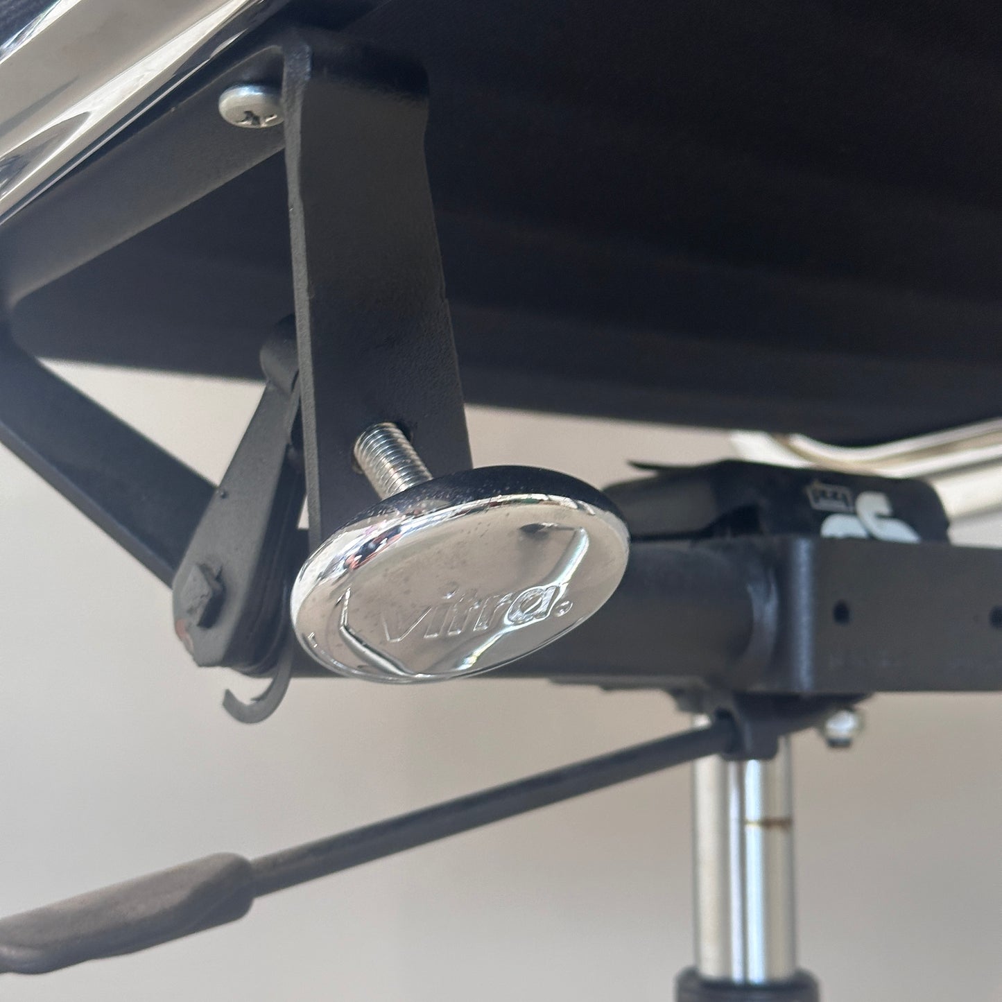 Vitra EA 219 Stoff schwarz Chrom
