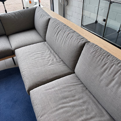 Arper Ecksofa Zinta Lounge hellgrau/Holz