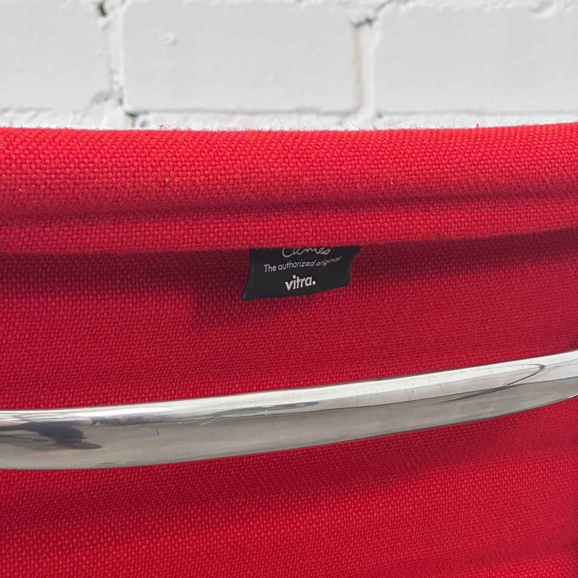 roter Vitra EA 108 Eames Alu Chair mit Hopsak-Bezug und poliertem Aluminiumgestell in Top Zustand