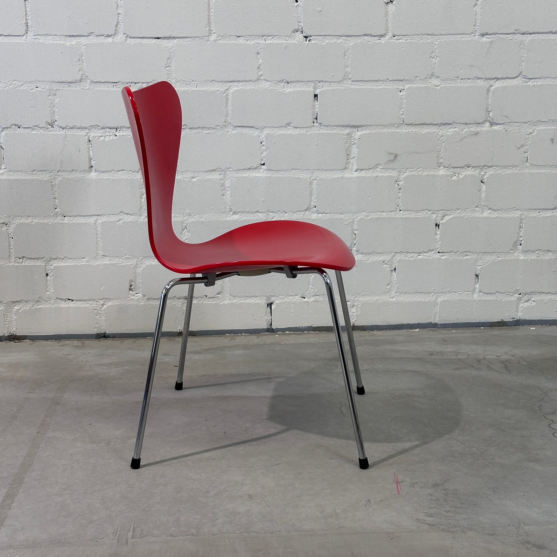 Fritz Hansen Serie 7 Stapelstuhl rot