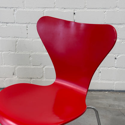 Fritz Hansen Serie 7 Stapelstuhl rot