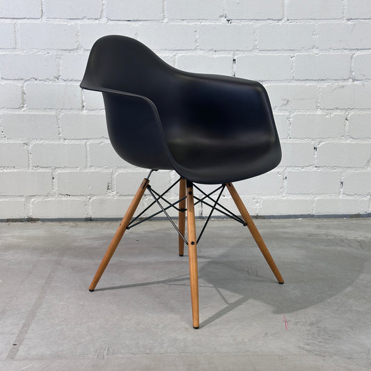 Vitra DAW Eames Plastic Armchair schwarz