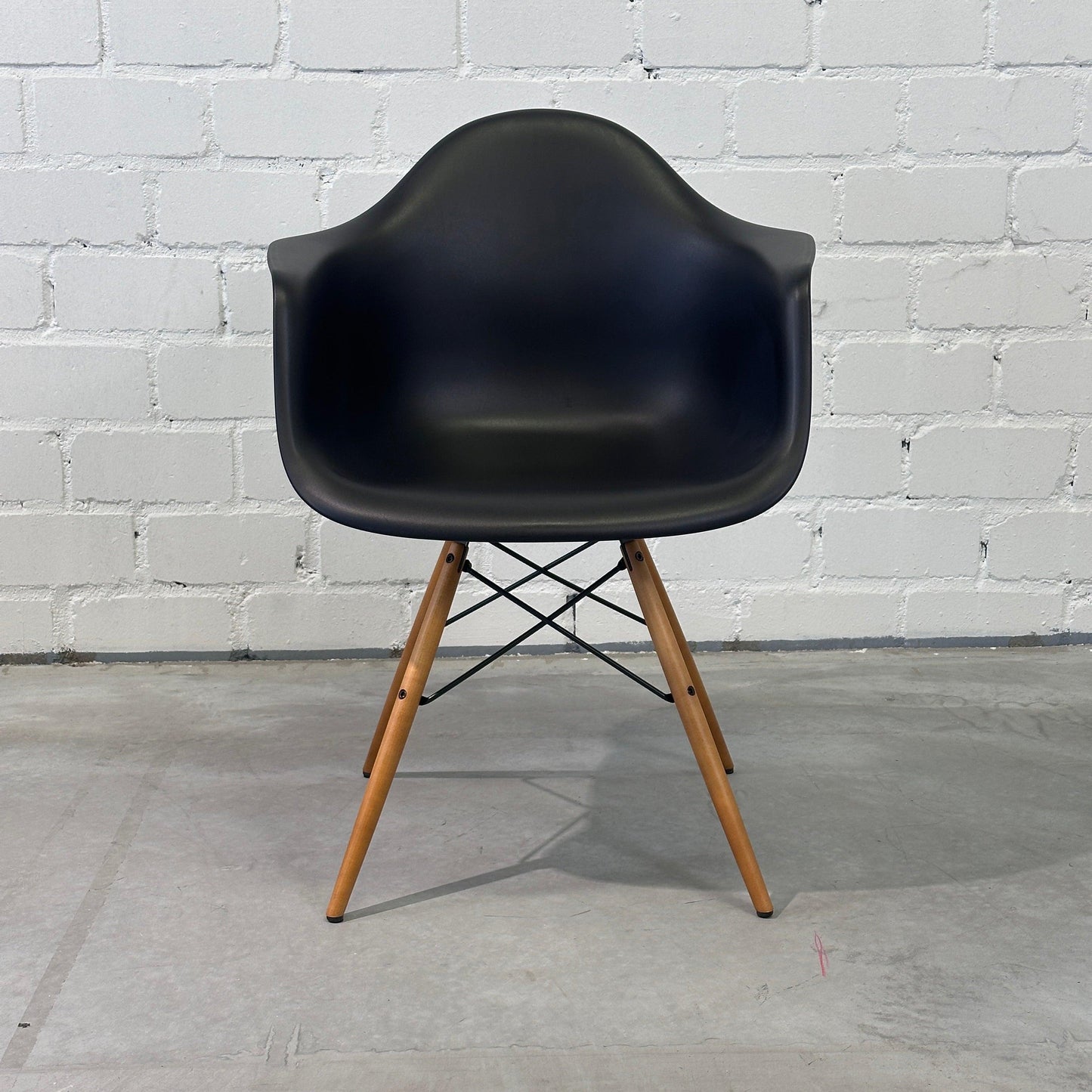 Vitra DAW Eames Plastic Armchair schwarz