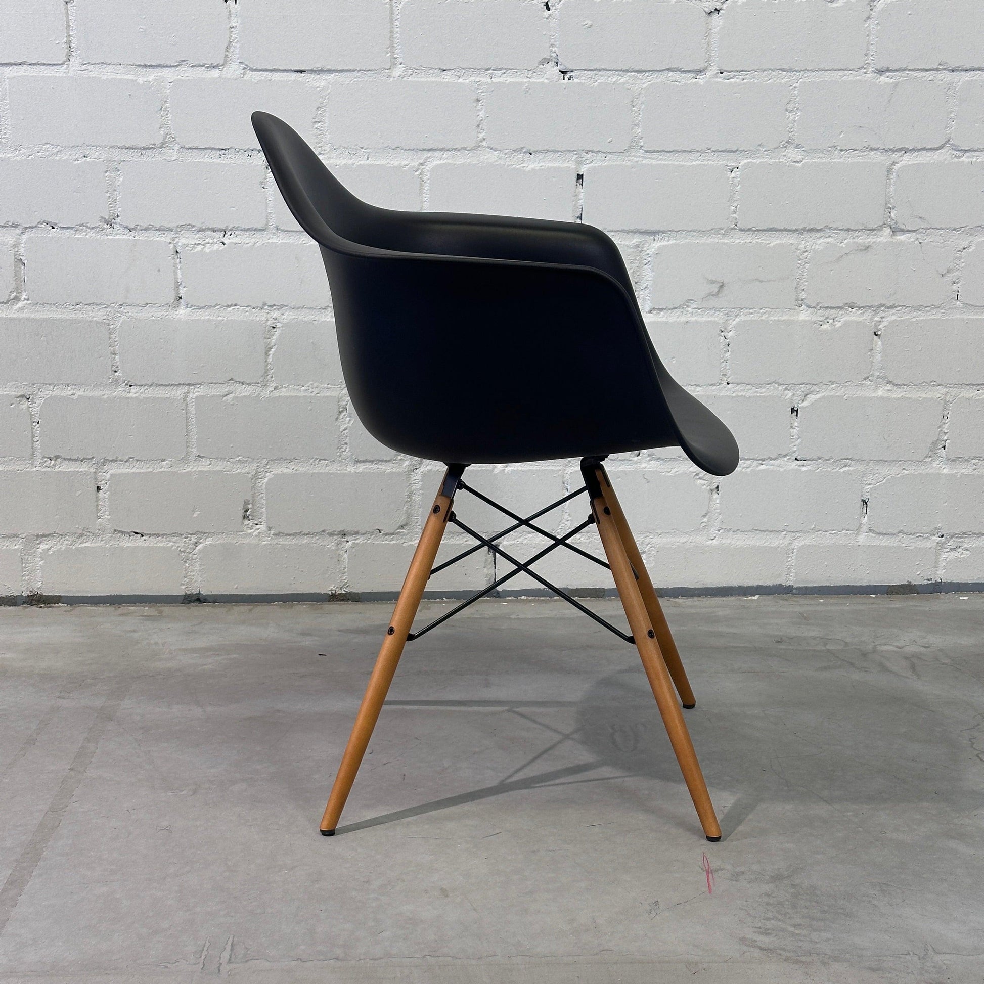 Vitra DAW Eames Plastic Armchair schwarz