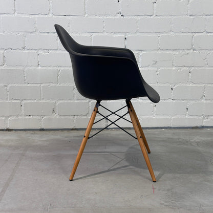 Vitra DAW Eames Plastic Armchair schwarz