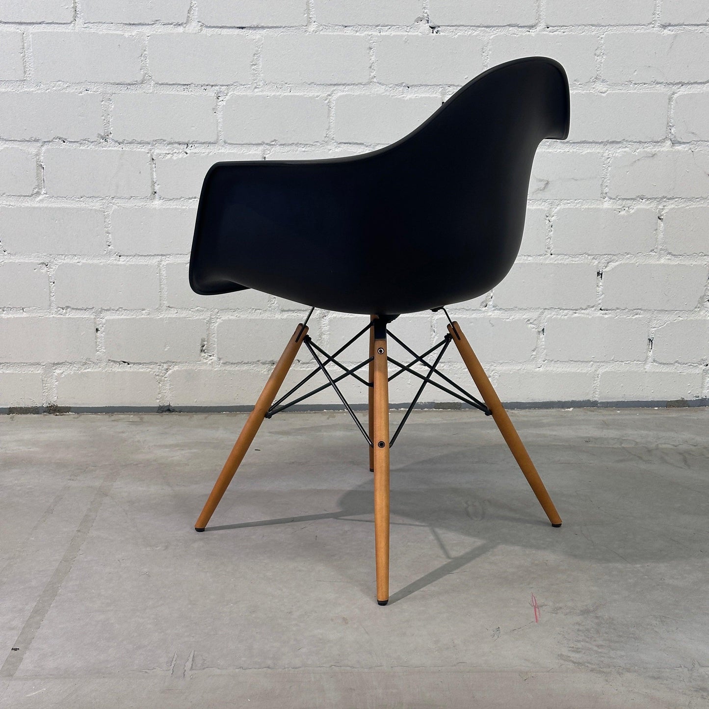 Vitra DAW Eames Plastic Armchair schwarz