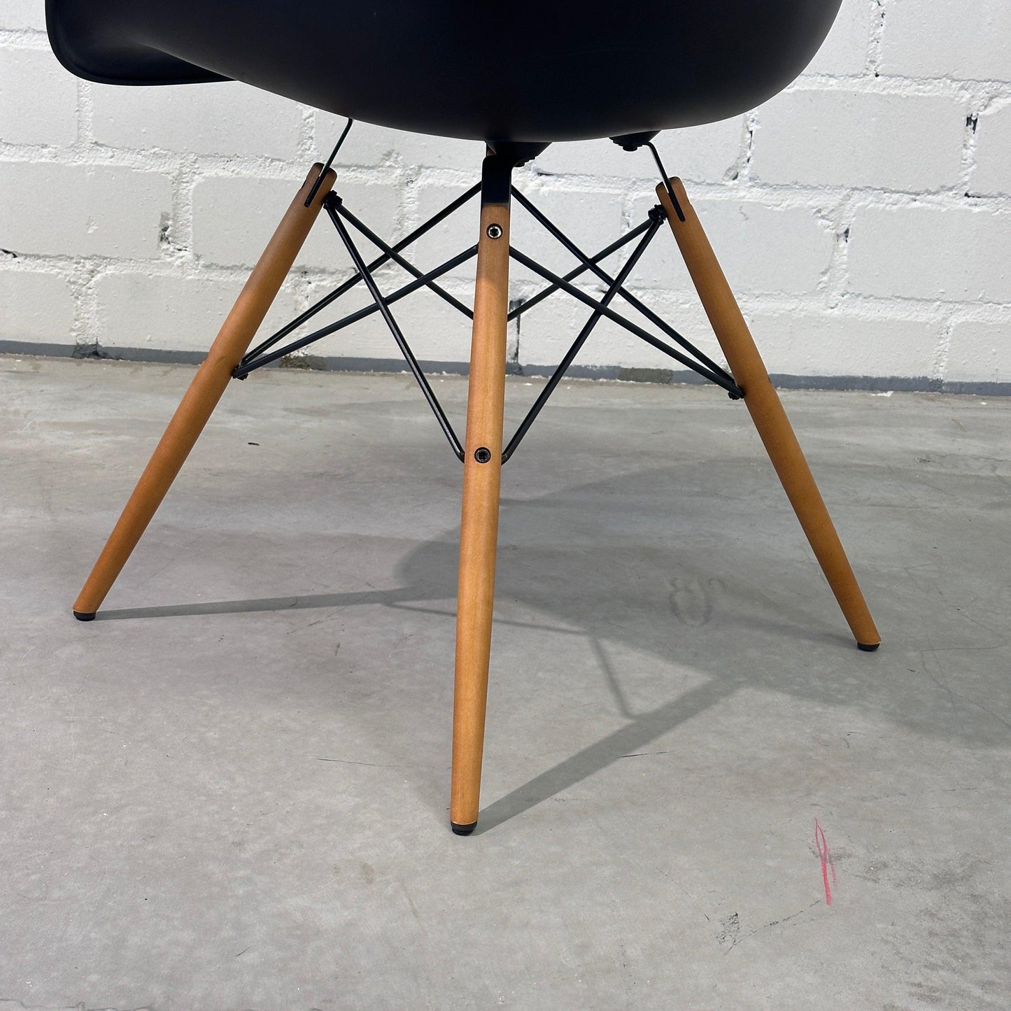 Vitra DAW Eames Plastic Armchair schwarz