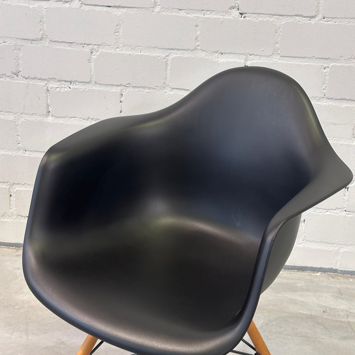 Vitra DAW Eames Plastic Armchair schwarz