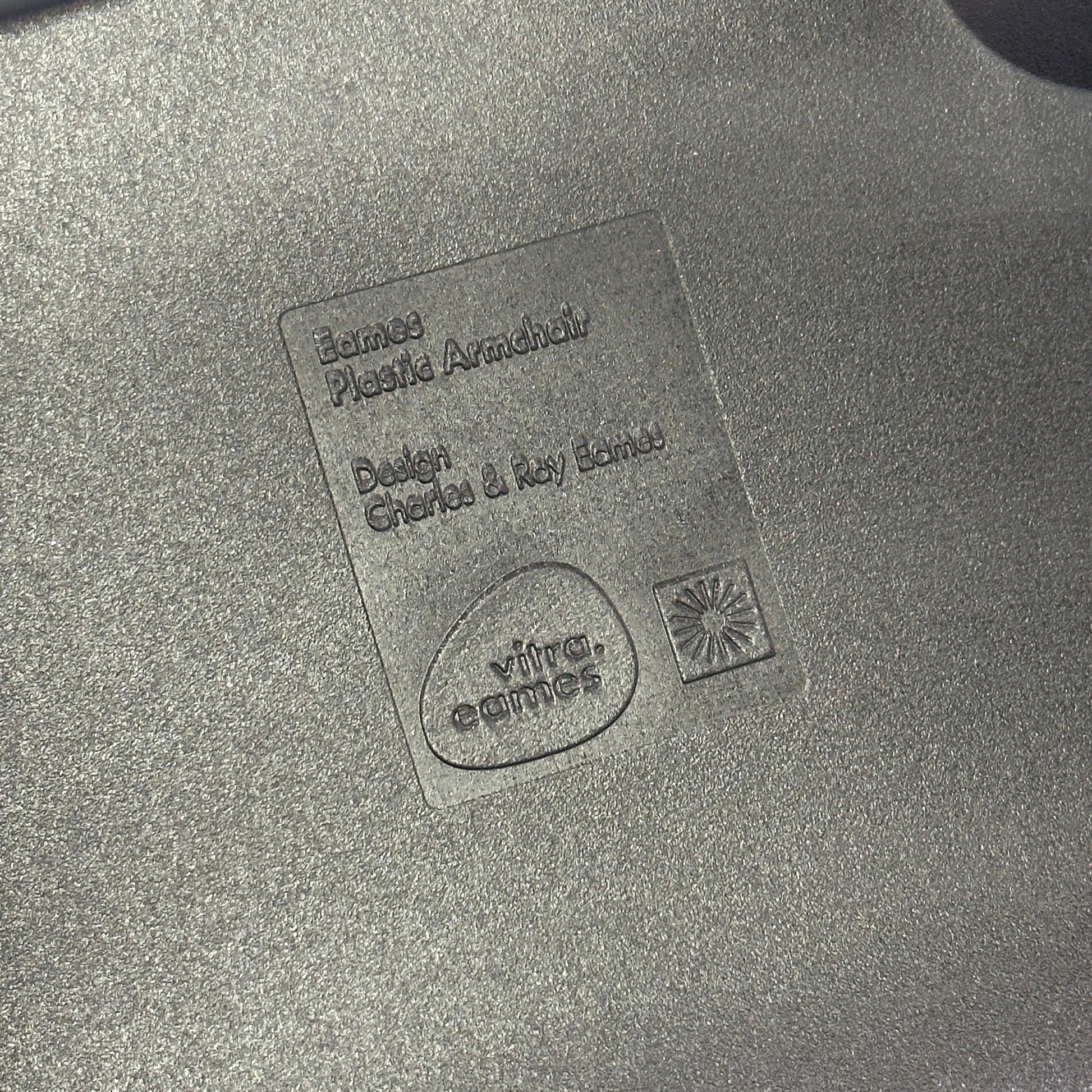 Vitra DAW Eames Plastic Armchair schwarz