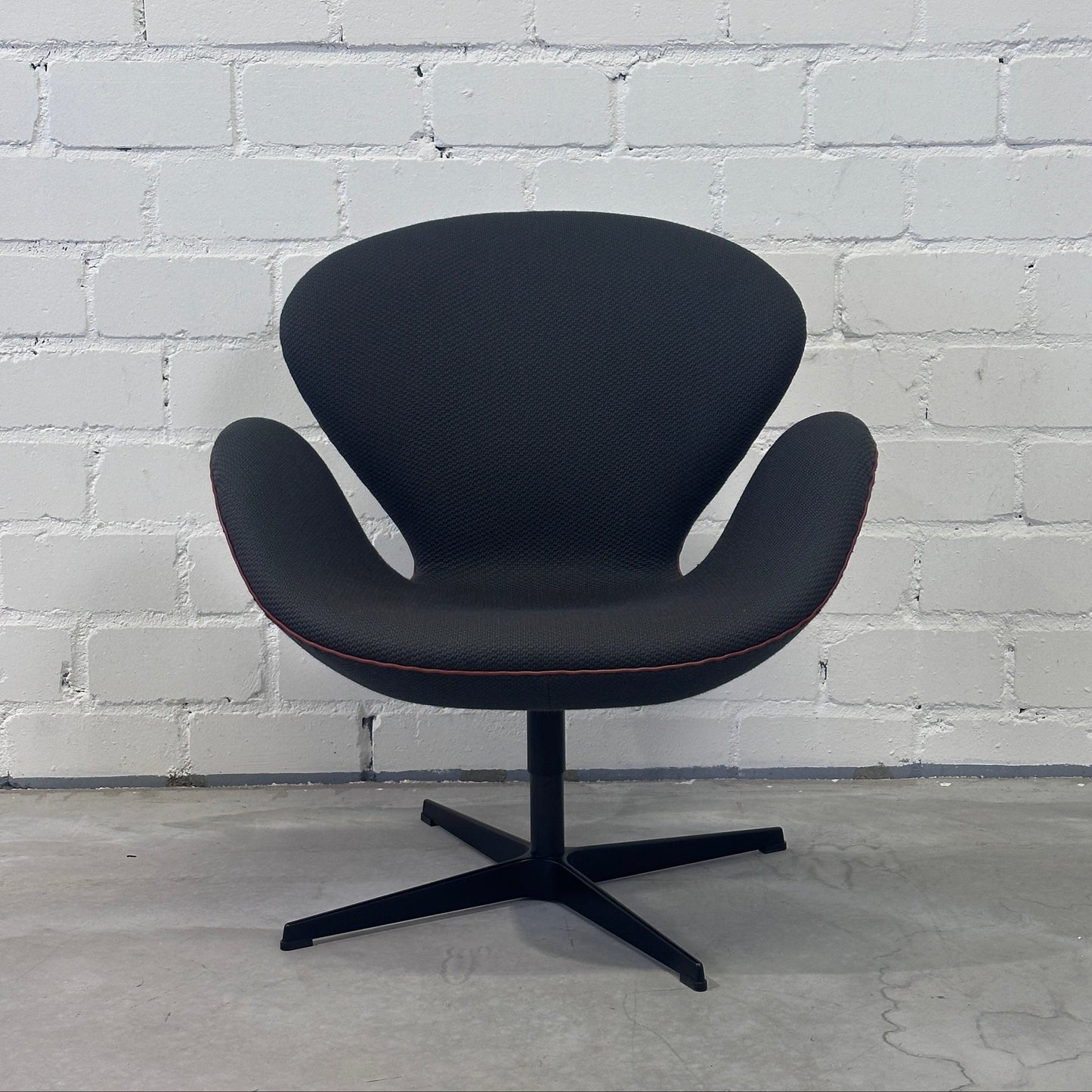 Fritz Hansen Swan Chair dunkelgrün/rot [Sonderedition]