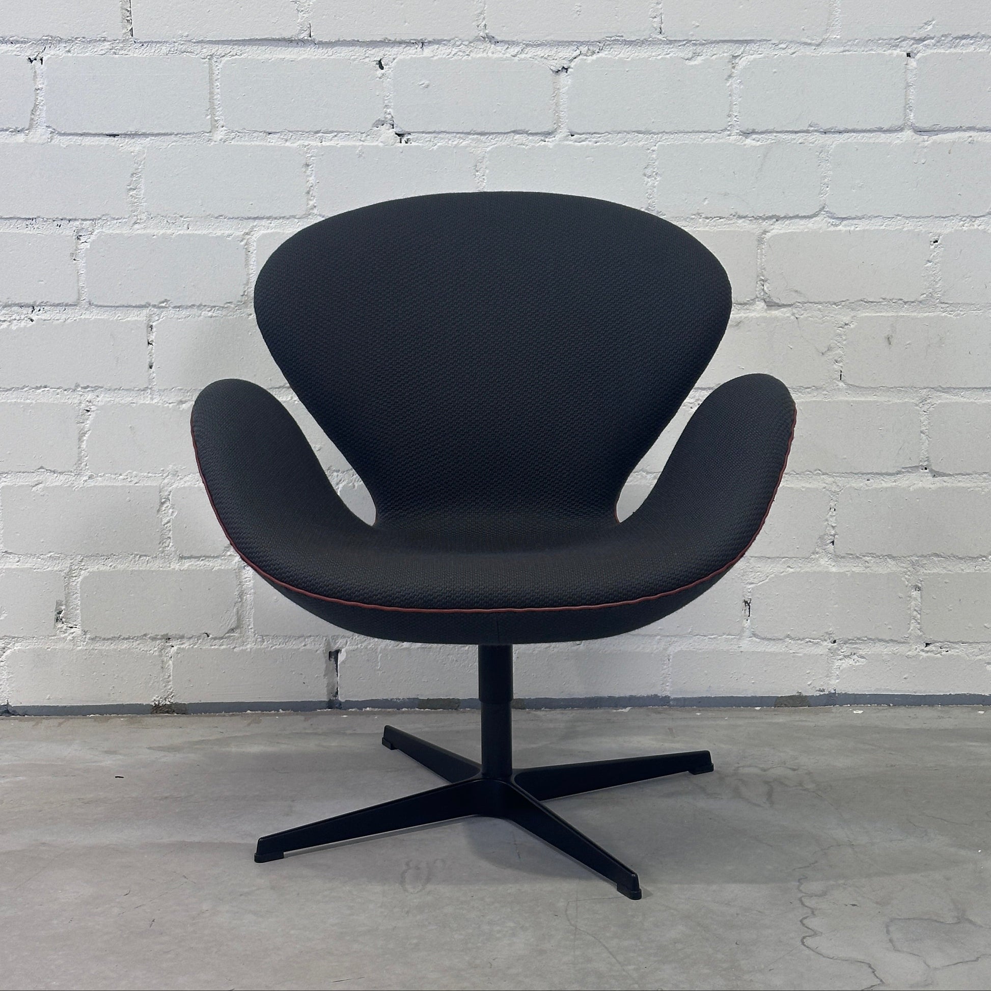 Fritz Hansen Swan Chair dunkelgrün/rot [Sonderedition]