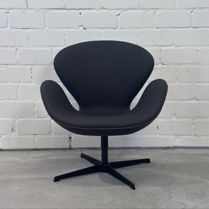 Fritz Hansen Swan Chair dunkelgrün/rot [Sonderedition]