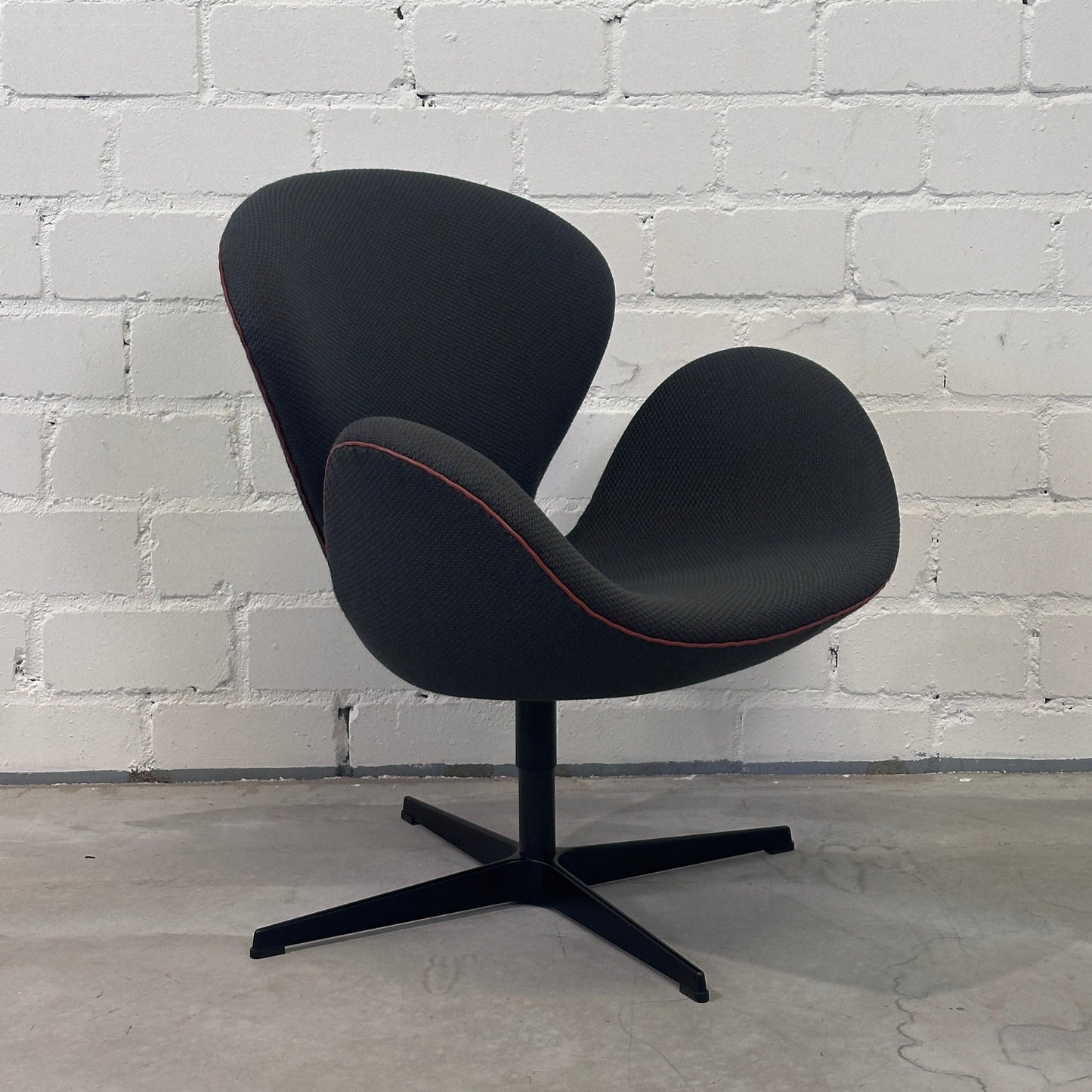 Fritz Hansen Swan Chair dunkelgrün/rot [Sonderedition]