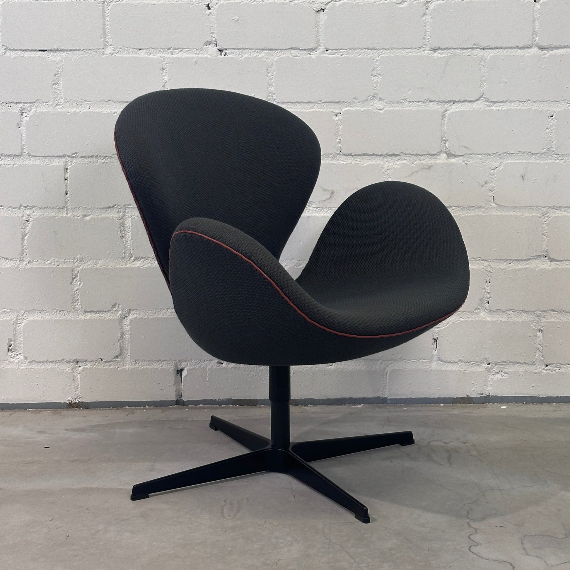 Fritz Hansen Swan Chair dunkelgrün/rot [Sonderedition]