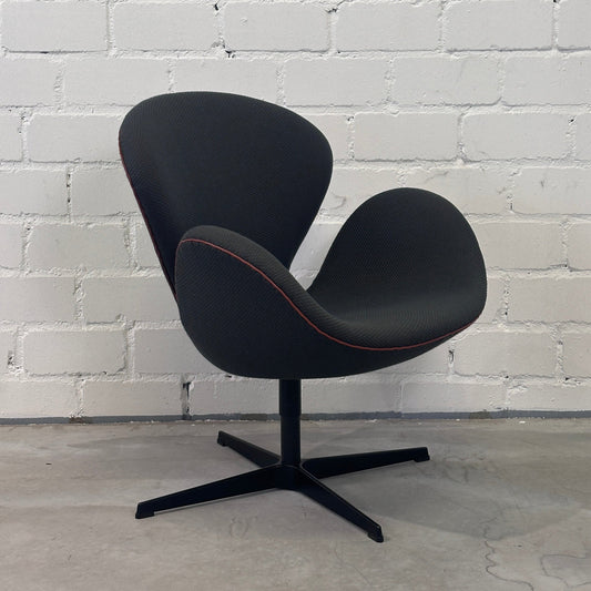 Fritz Hansen Swan Chair dunkelgrün/rot [Sonderedition]
