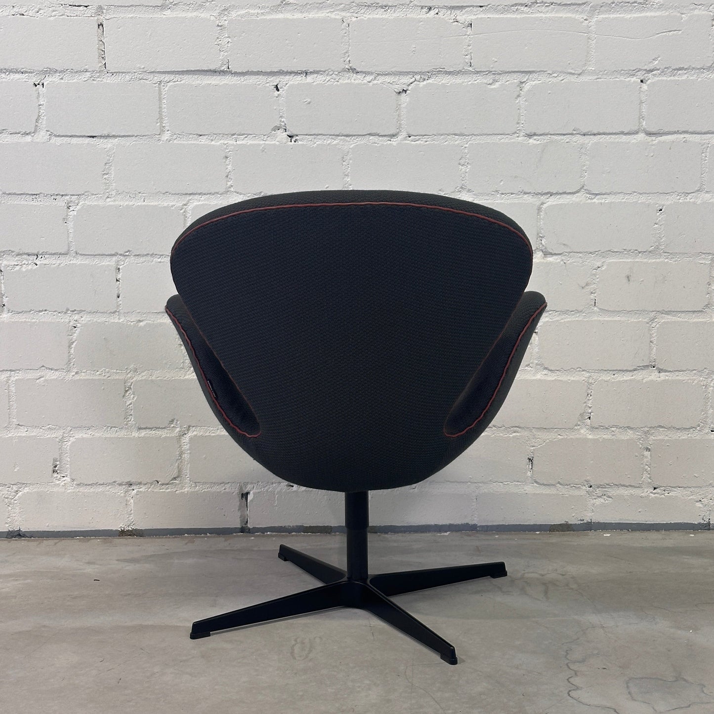 Fritz Hansen Swan Chair dunkelgrün/rot [Sonderedition]