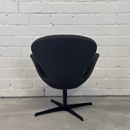 Fritz Hansen Swan Chair dunkelgrün/rot [Sonderedition]