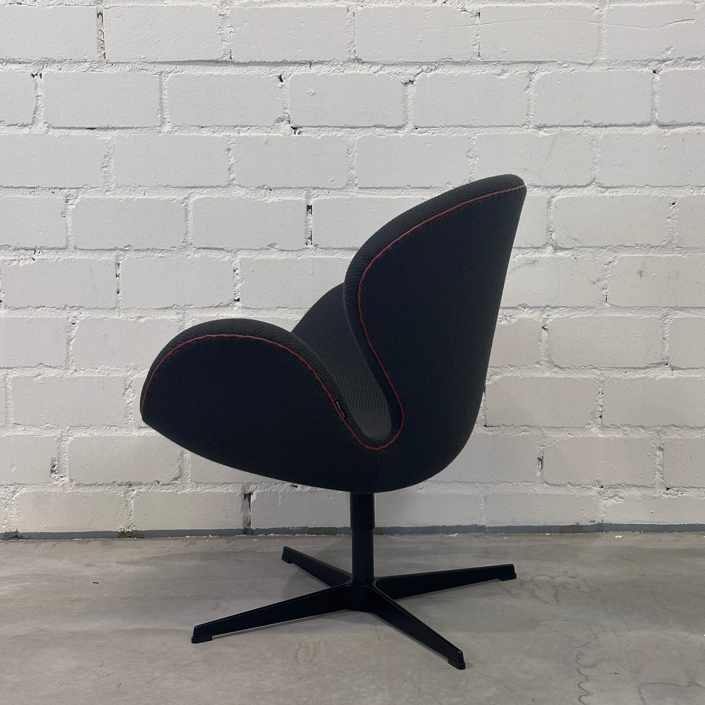 Fritz Hansen Swan Chair dunkelgrün/rot [Sonderedition]
