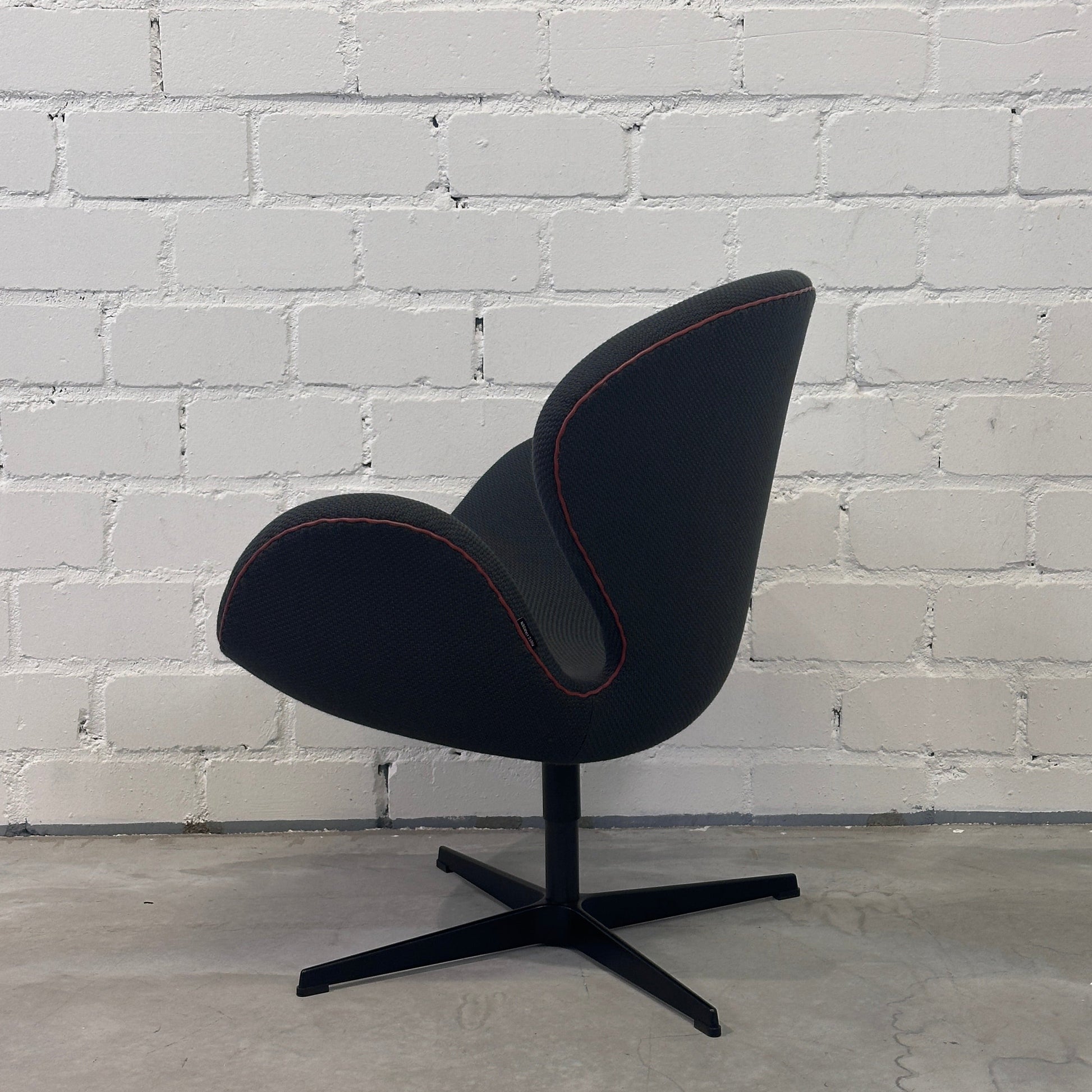 Fritz Hansen Swan Chair dunkelgrün/rot [Sonderedition]