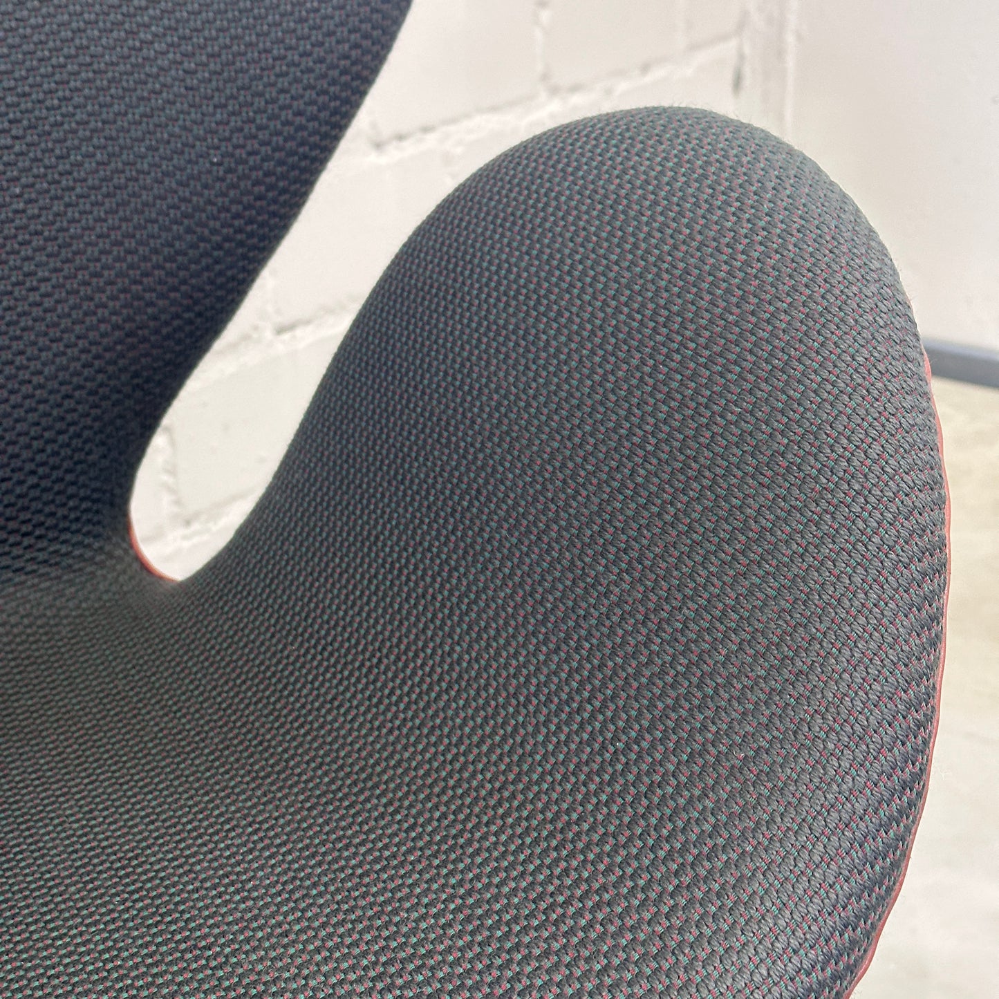 Fritz Hansen Swan Chair dunkelgrün/rot [Sonderedition]