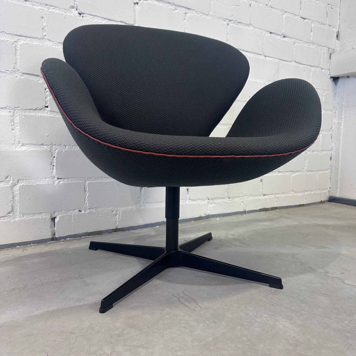 Fritz Hansen Swan Chair dunkelgrün/rot [Sonderedition]