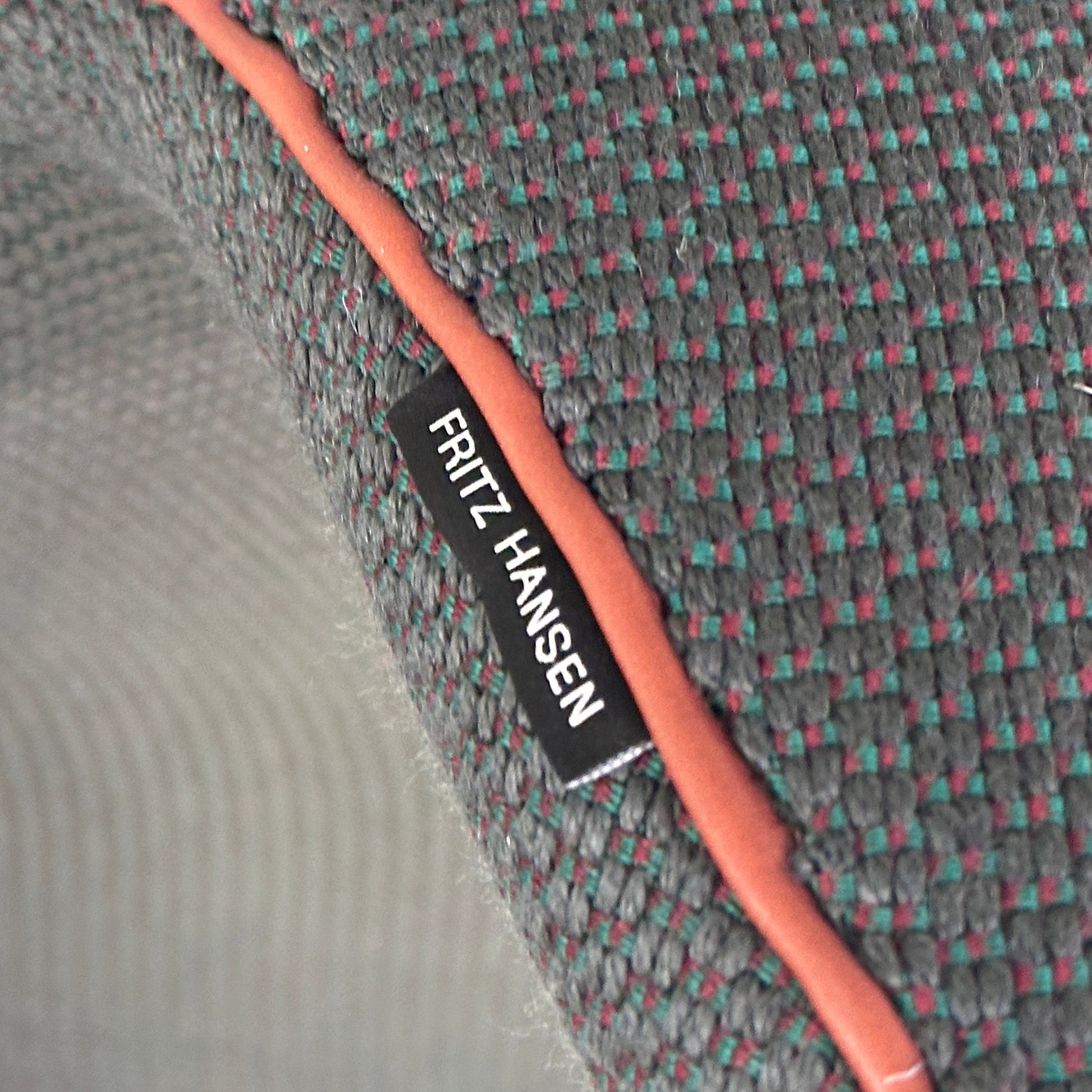Fritz Hansen Swan Chair dunkelgrün/rot [Sonderedition]