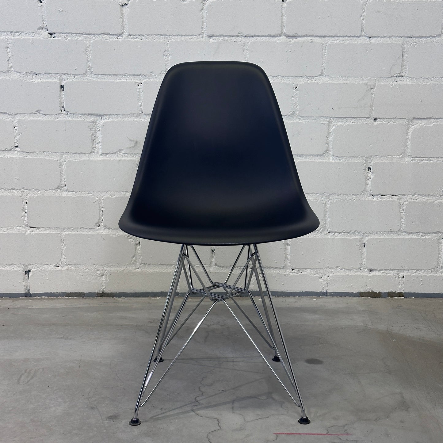 Vitra Eames Plastic Side Chair DSR schwarz