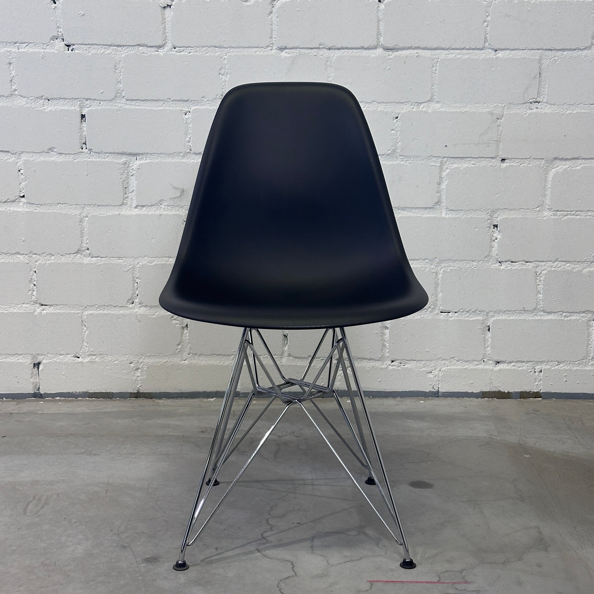 Vitra Eames Plastic Side Chair DSR schwarz