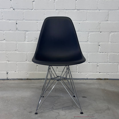 Vitra Eames Plastic Side Chair DSR schwarz