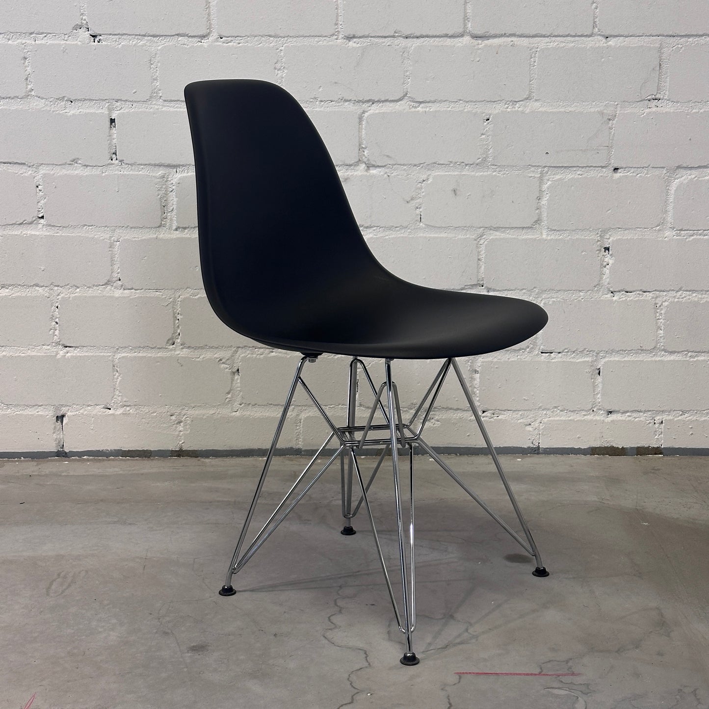 Vitra Eames Plastic Side Chair DSR schwarz