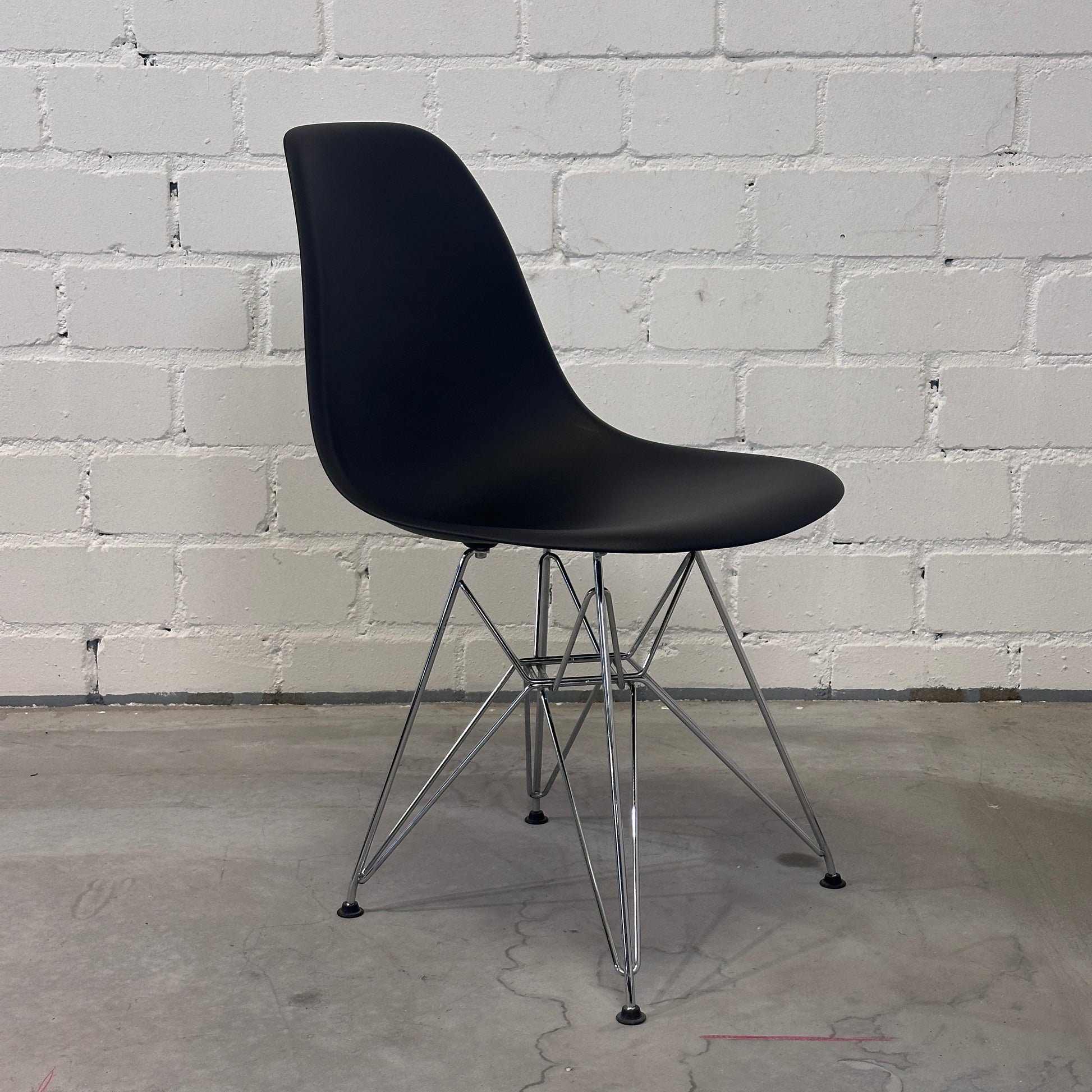 Vitra Eames Plastic Side Chair DSR schwarz