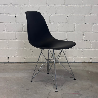 Vitra Eames Plastic Side Chair DSR schwarz