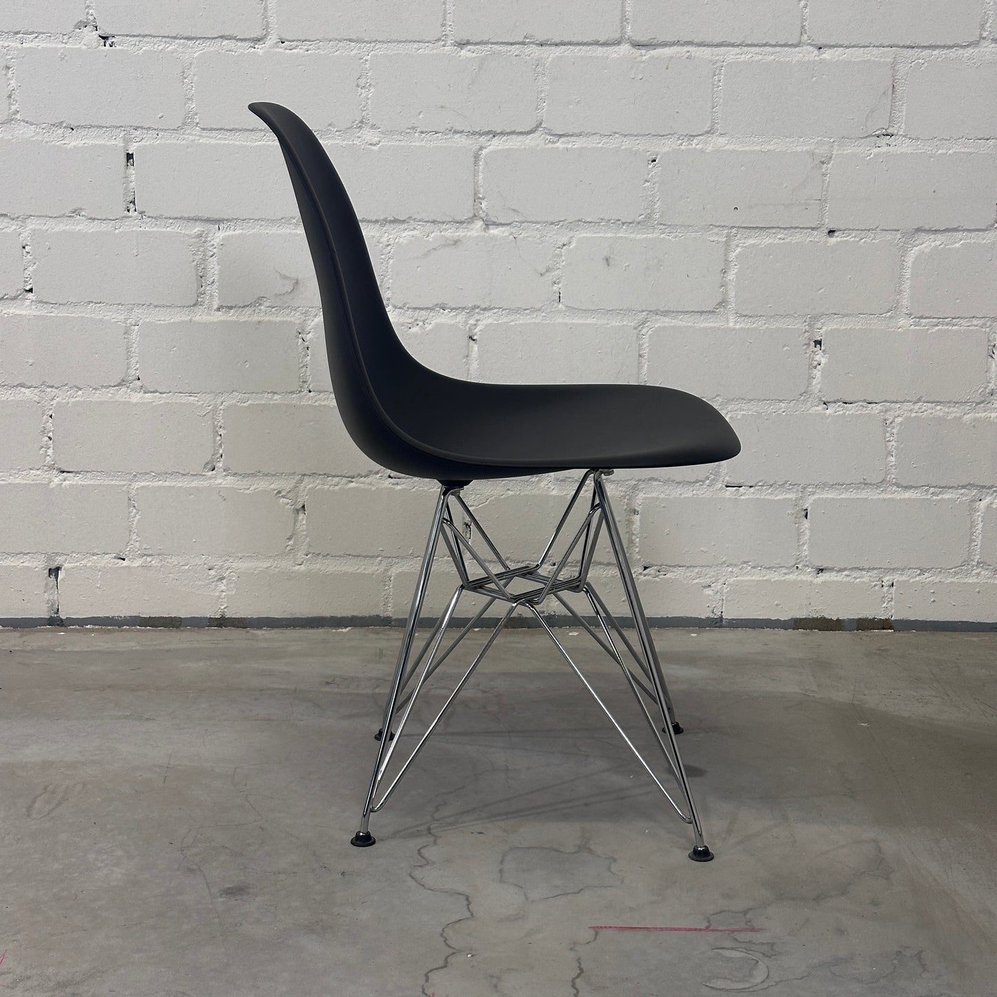 Vitra Eames Plastic Side Chair DSR schwarz