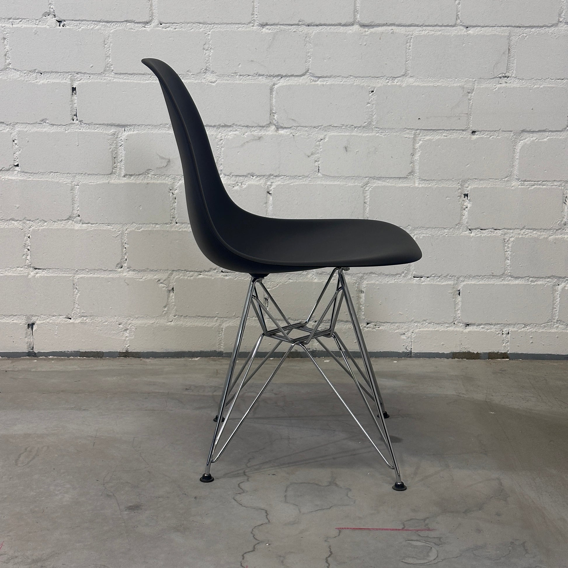 Vitra Eames Plastic Side Chair DSR schwarz