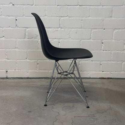 Vitra Eames Plastic Side Chair DSR schwarz