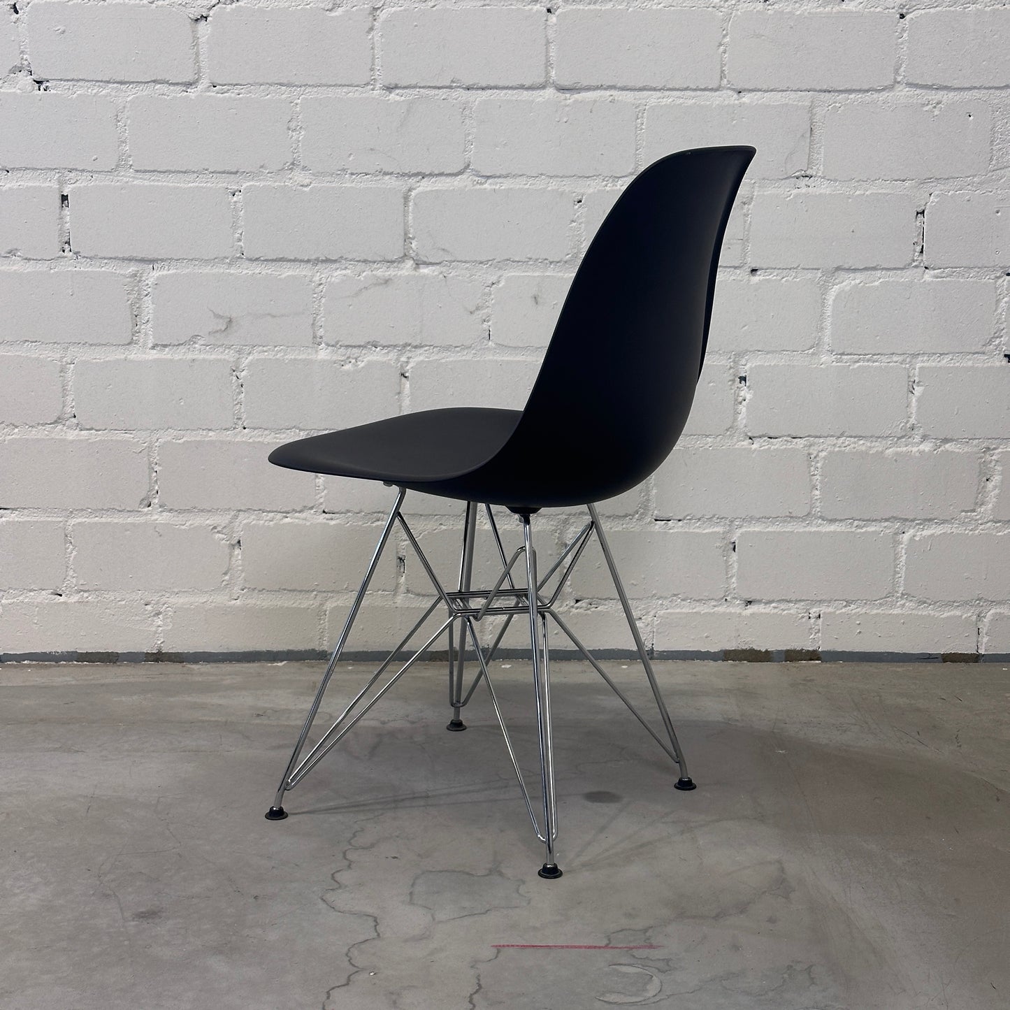 Vitra Eames Plastic Side Chair DSR schwarz