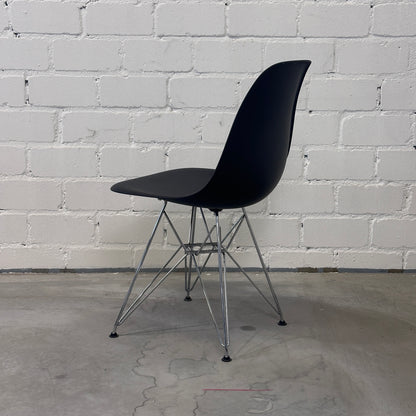 Vitra Eames Plastic Side Chair DSR schwarz