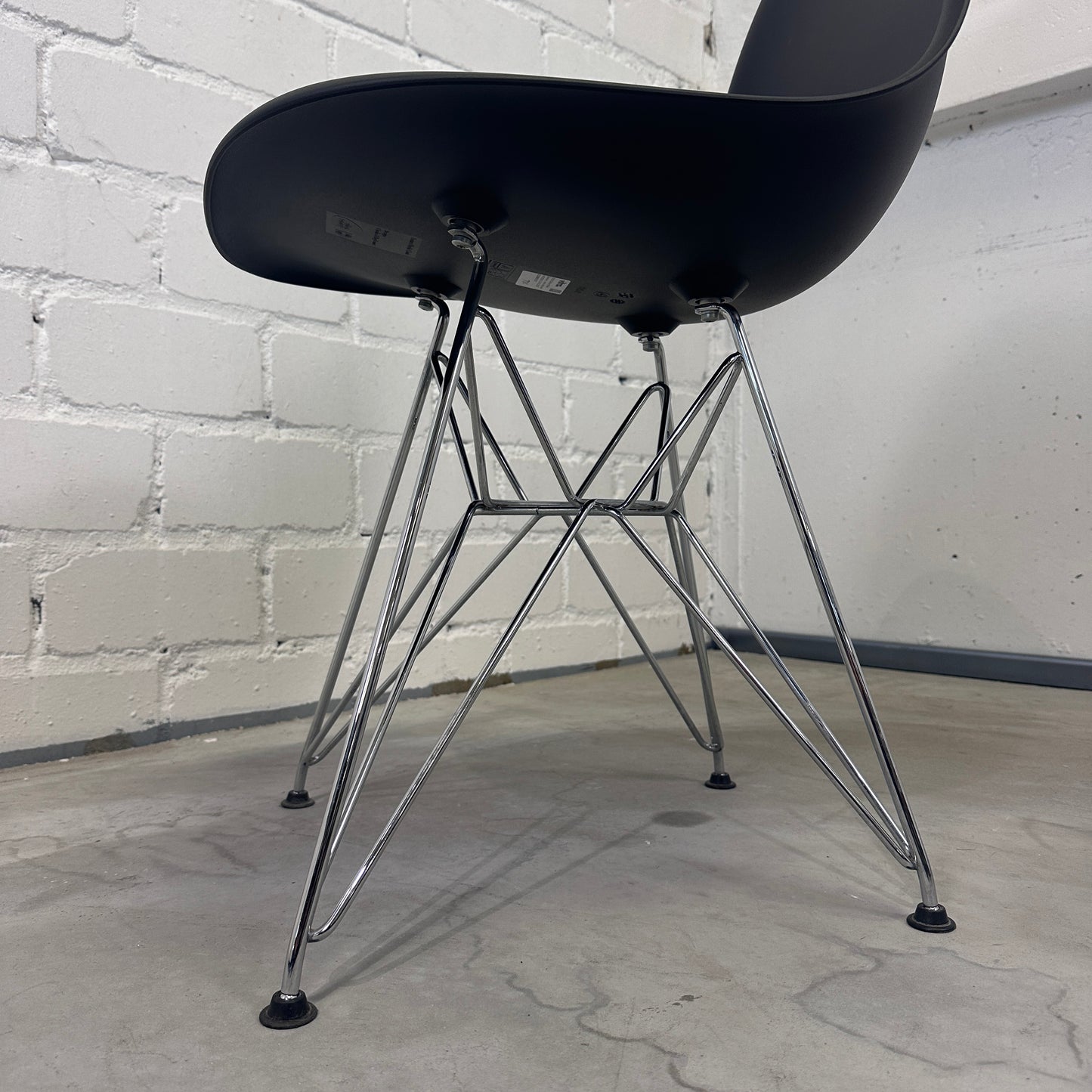 Vitra Eames Plastic Side Chair DSR schwarz