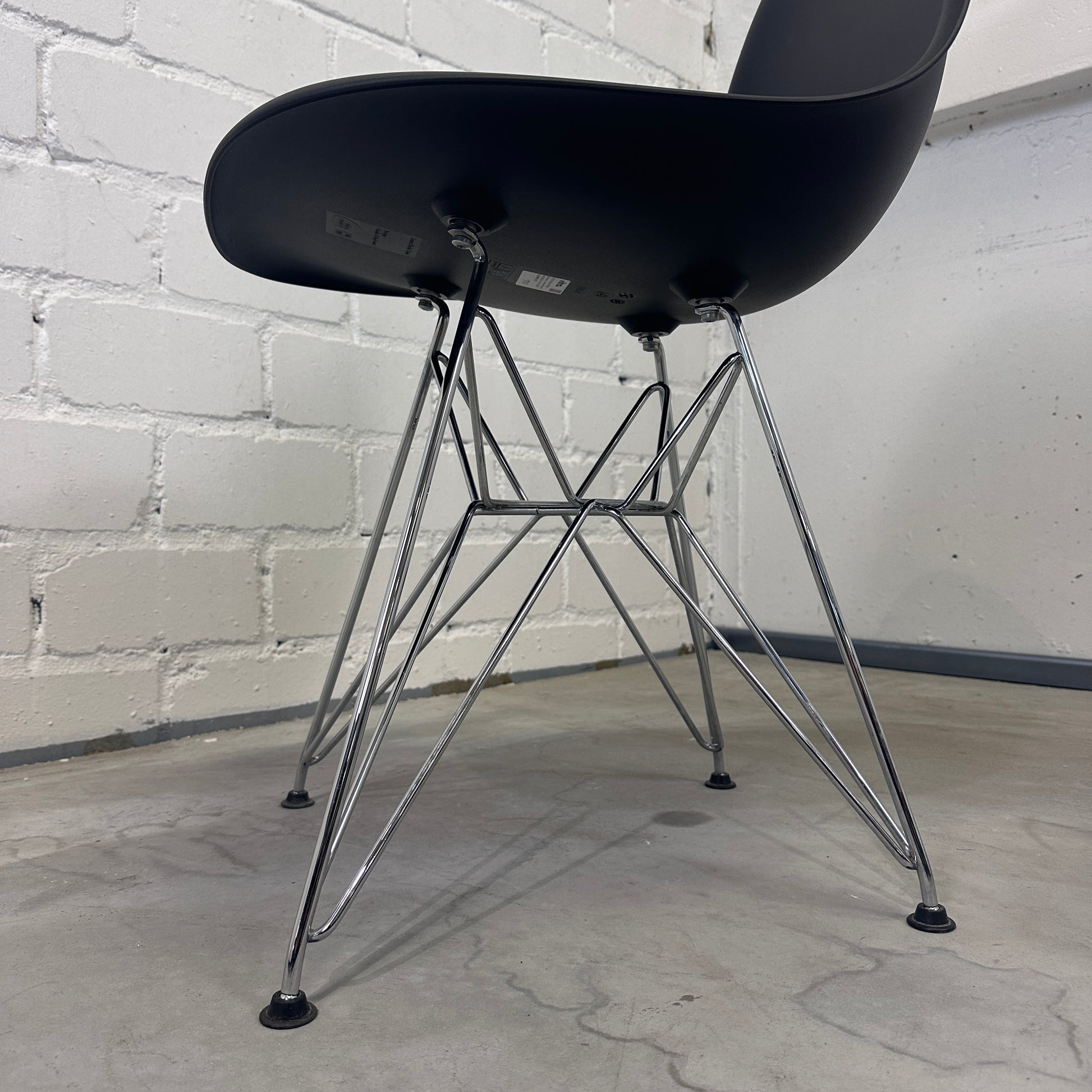 Vitra Eames Plastic Side Chair DSR schwarz