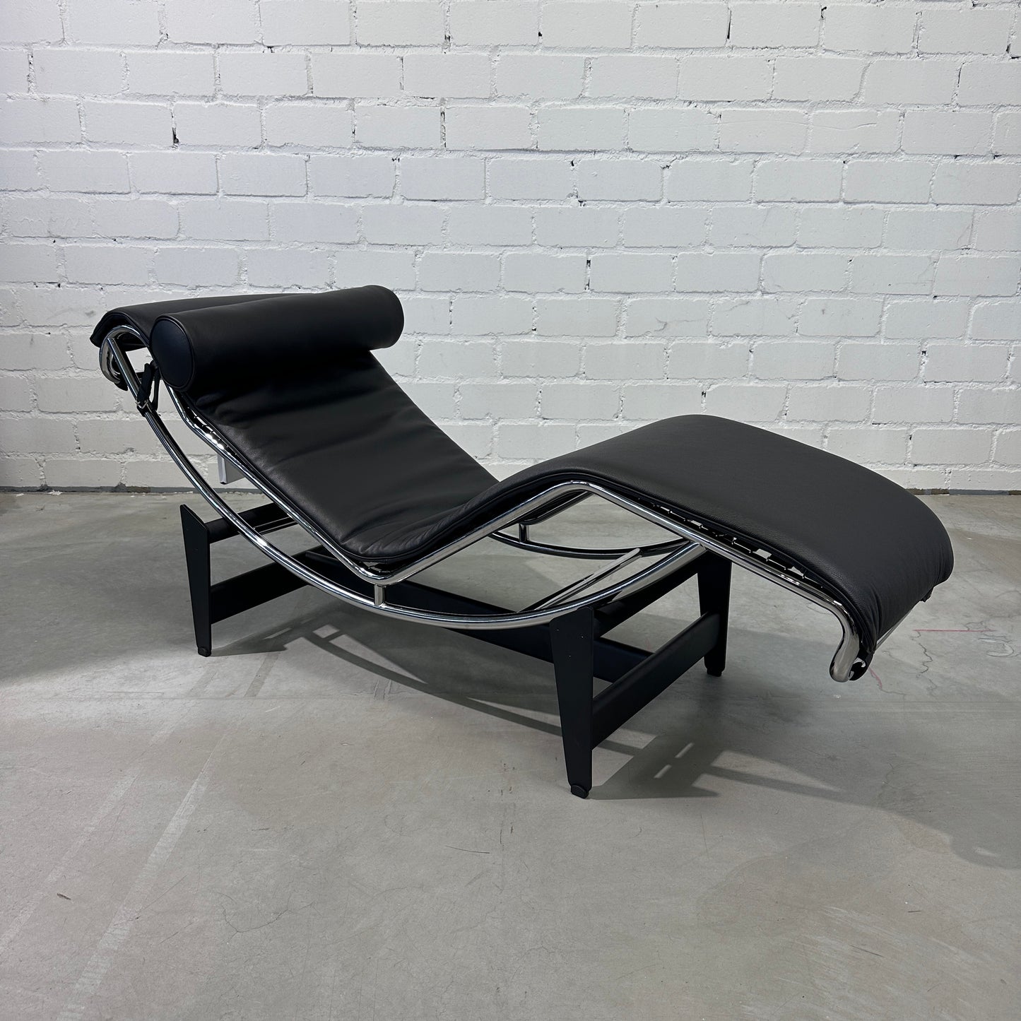 Cassina LC4 Chaiselongue Liege Leder schwarz [NEUWARE]
