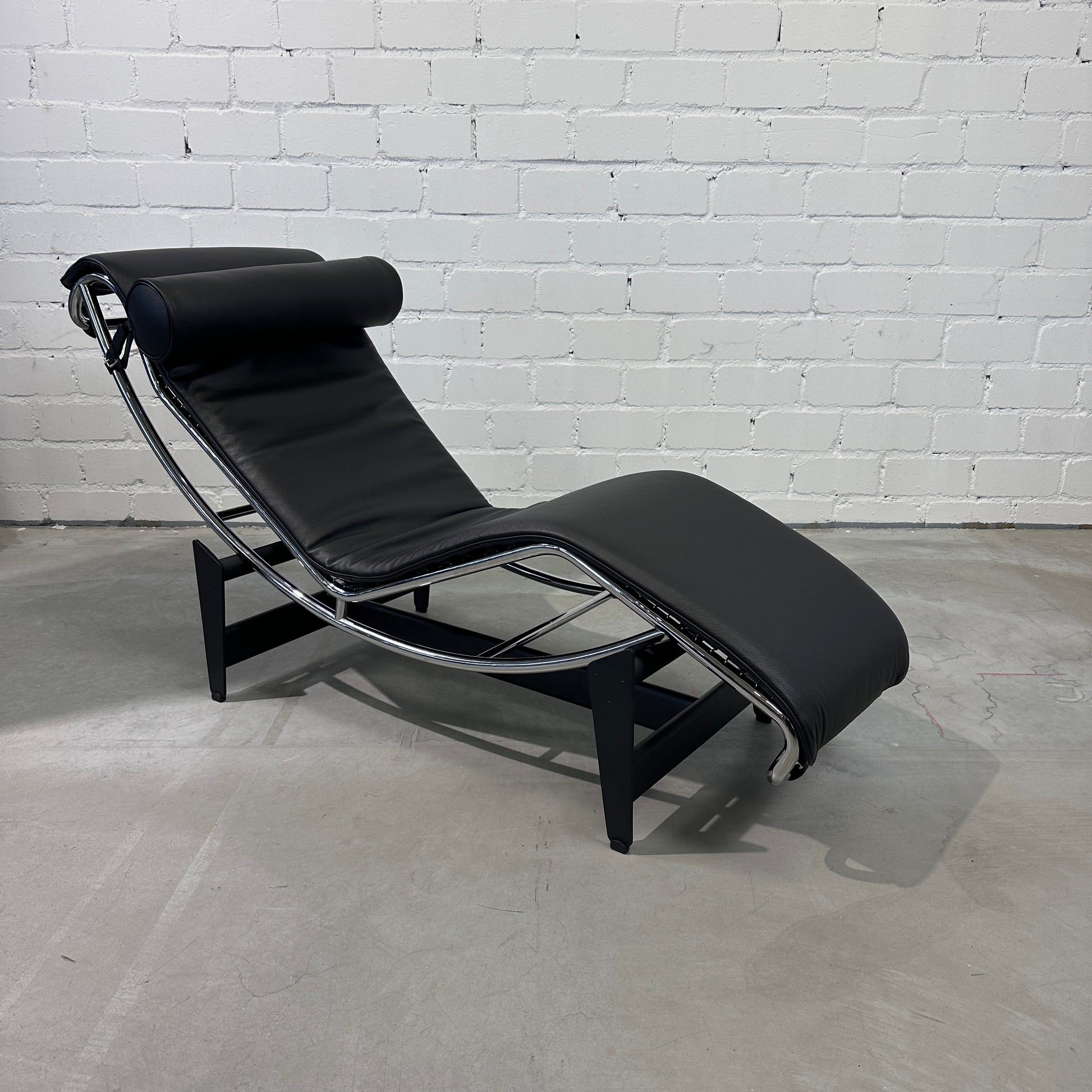 Cassina LC4 Chaiselongue Liege Leder schwarz [NEUWARE]