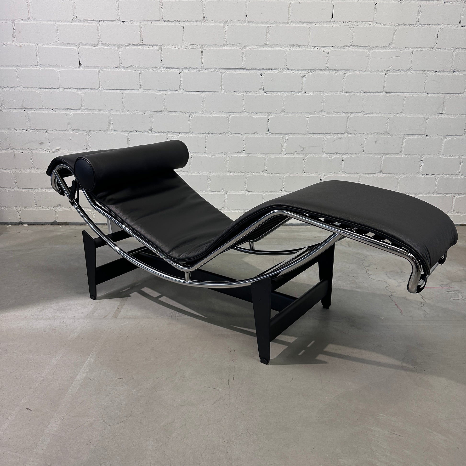 Cassina LC4 Chaiselongue Liege Leder schwarz [NEUWARE]