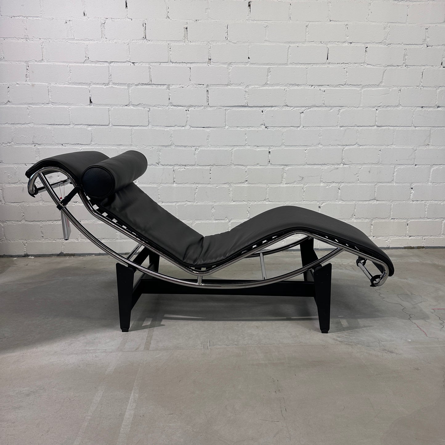 Cassina LC4 Chaiselongue Liege Leder schwarz [NEUWARE]