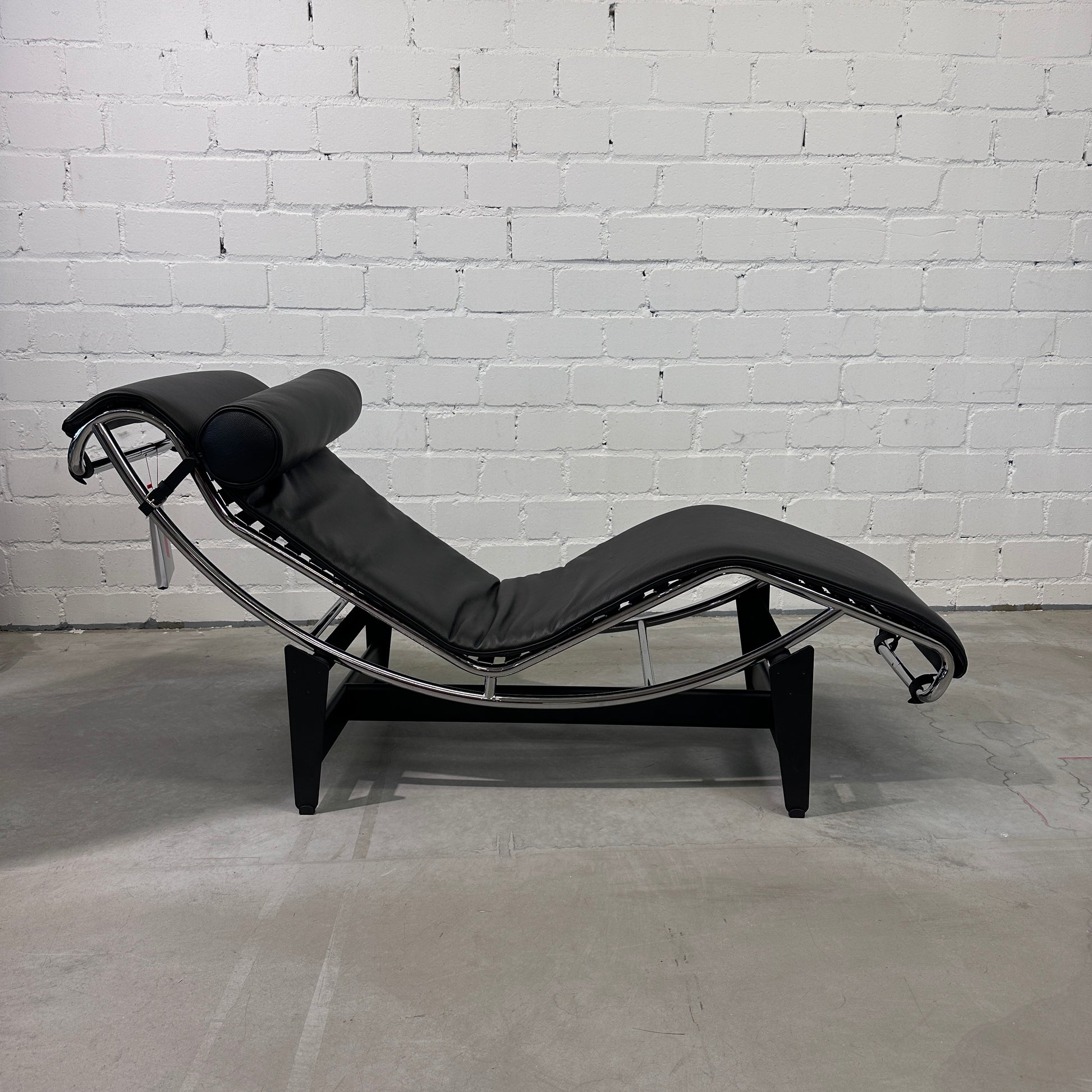 Cassina LC4 Chaiselongue Liege Leder schwarz [NEUWARE]