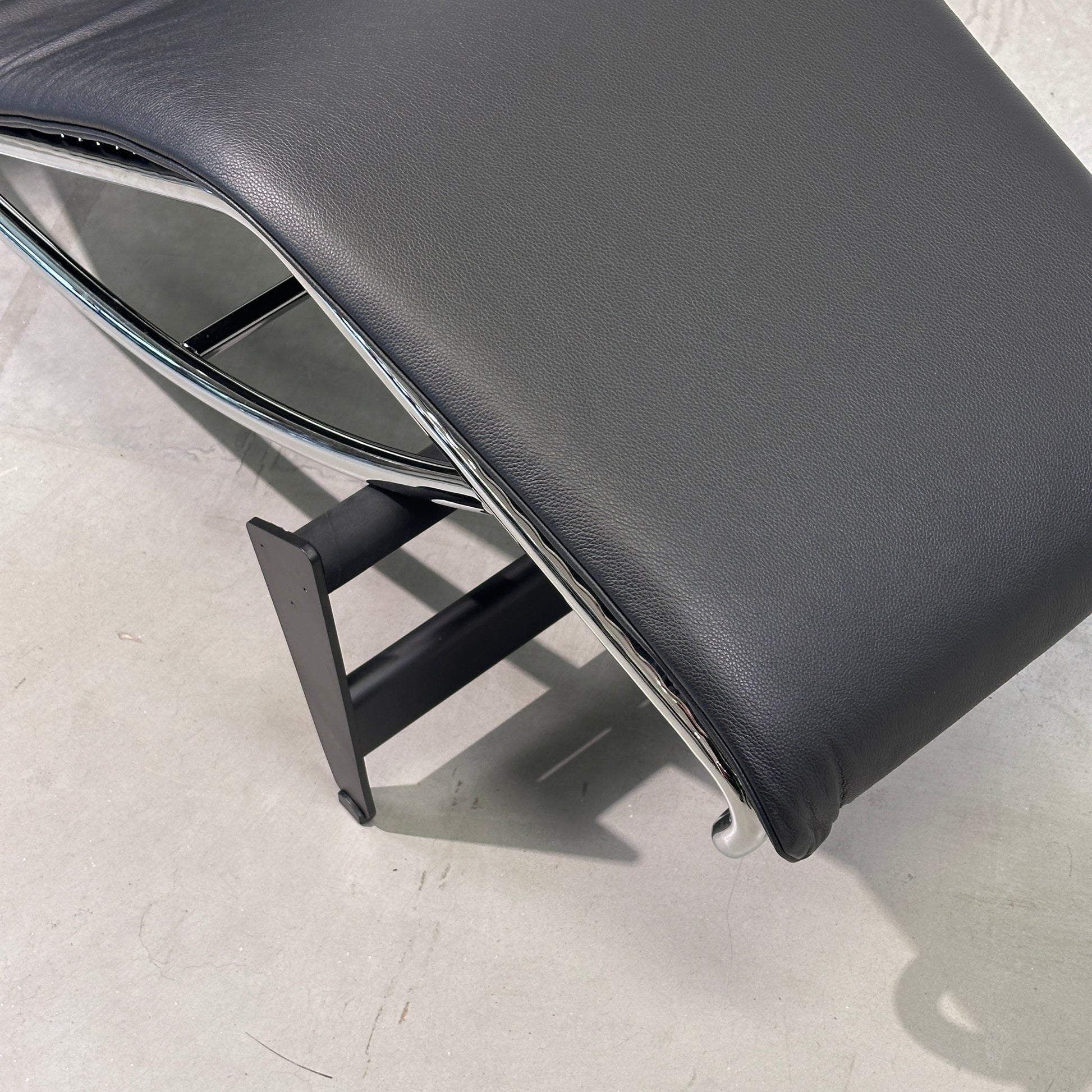 Cassina LC4 Chaiselongue Liege Leder schwarz [NEUWARE]