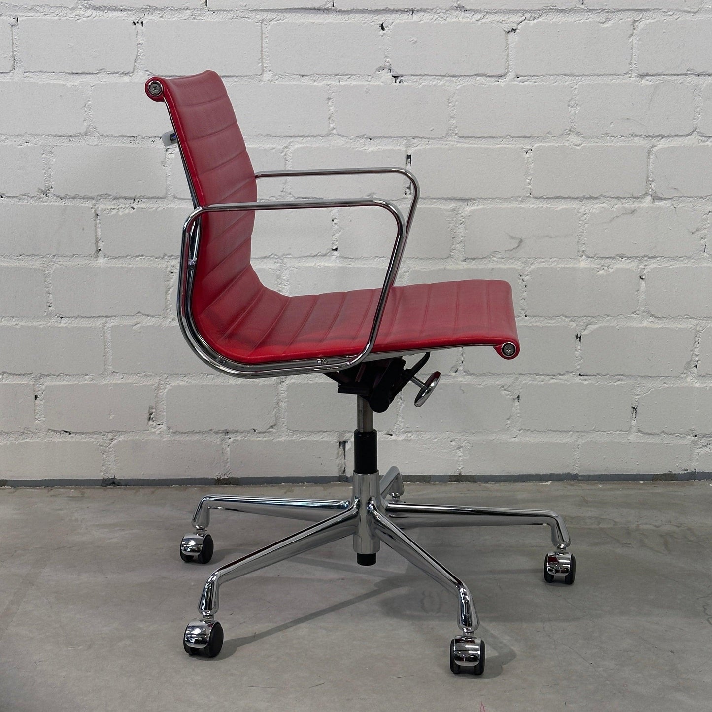 Vitra EA 117 Leder rot