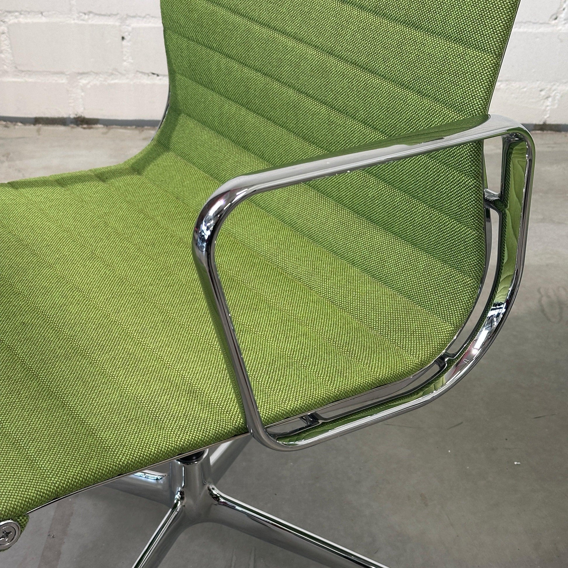 Vitra EA 108 Hopsak Drehstuhl in wiesengrün mit chromarmlehnen in neuwertigem Zustand