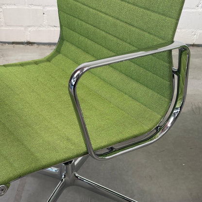 Vitra EA 108 Hopsak Drehstuhl in wiesengrün mit chromarmlehnen in neuwertigem Zustand